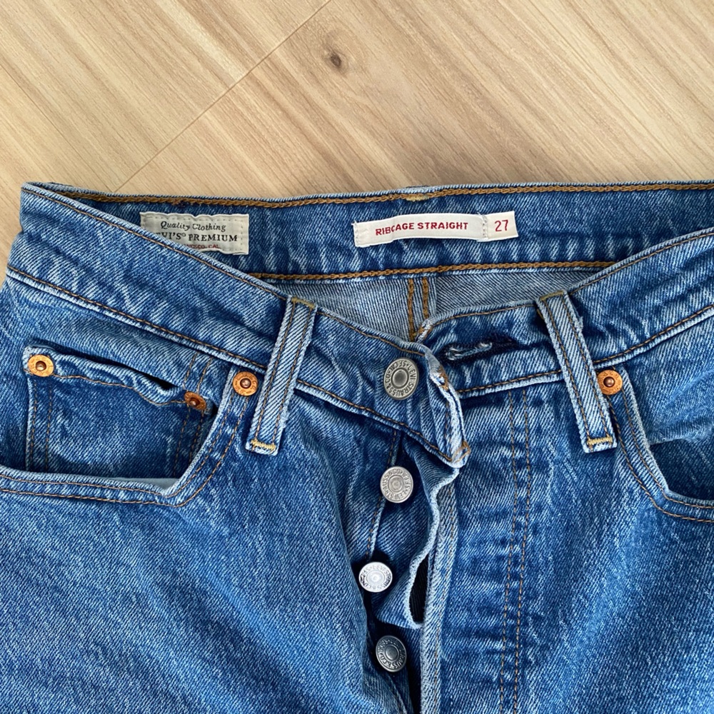Ribcage Straight Crop size 27. The perfect vintage blue wash!